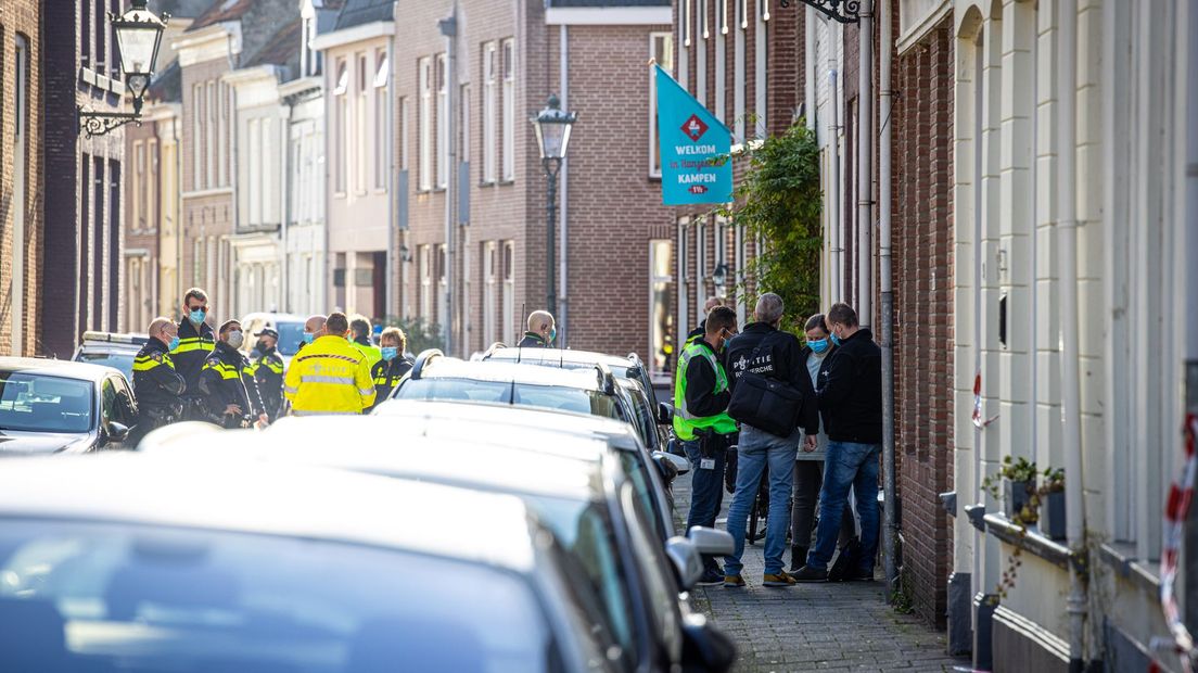 Dode man in woning in Kampen, politie doet onderzoek
