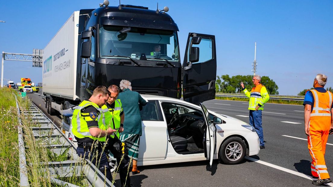 Op de A1 bij Deventer is een auto ruim honderd meegesleurd door een vrachtwagen