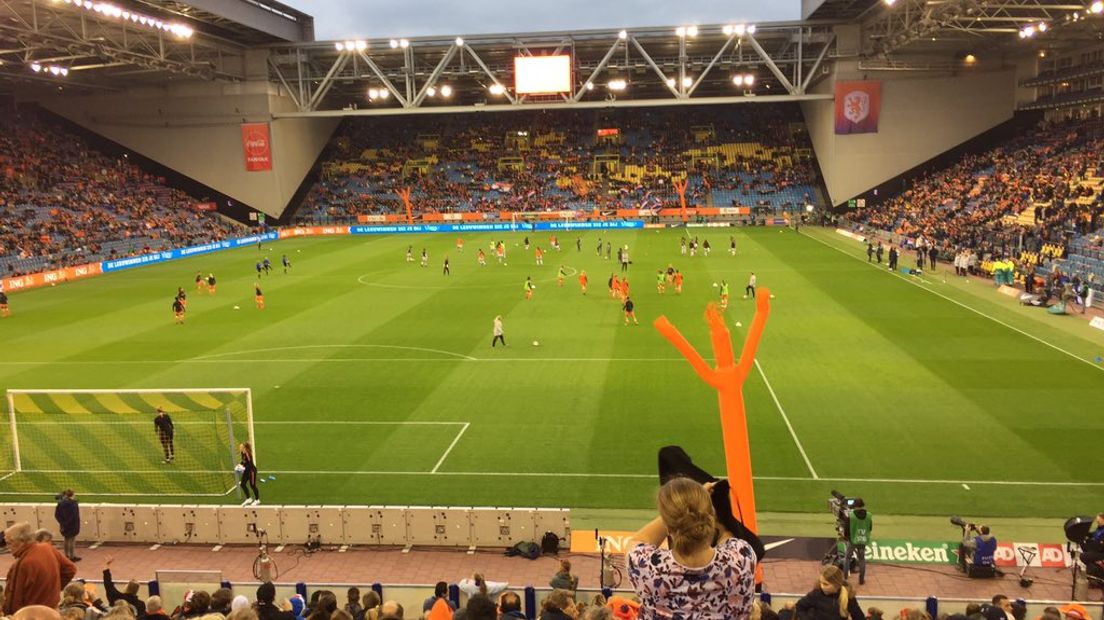 De sfeer was vrijdagavond uitstekend in en rond stadion GelreDome. De Oranje Leeuwinnen speelden vrijdagavond in Arnhem een oefenwedstrijd tegen Mexico en wonnen met 2-0. Het stadion was zo goed als volledig uitverkocht, wat betekende dat ruim 25.000 kaarten van de hand waren gegaan.