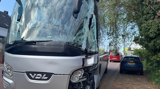 Bus rolt tegen woning in Maastricht terwijl chauffeur koffie haalt Nieuws