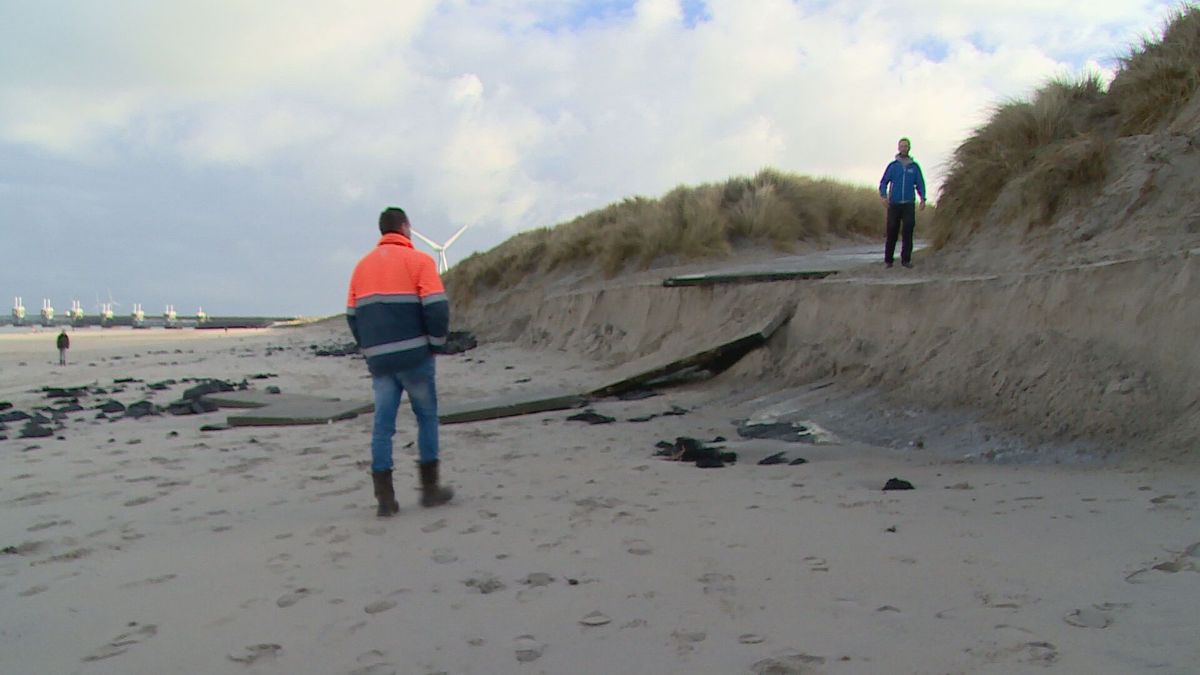 Hoge waterstanden zorgen voor schade op stranden Vrouwenpolder en Nieuwvliet