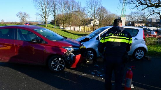 Autos botsen in Vianen | File op A12 door ongeluk. Autos botsen in Vianen | File op A12 door ongeluk.