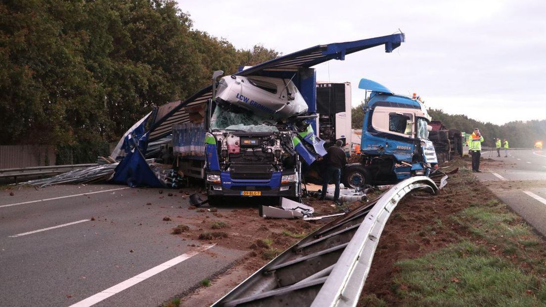 De ravage op de snelweg is groot