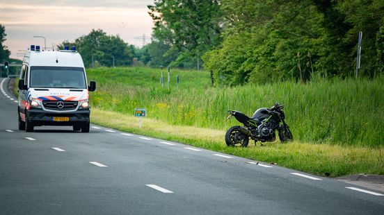 Motorrijder gereanimeerd na ernstig ongeval. Motorrijder gereanimeerd na ernstig ongeval.