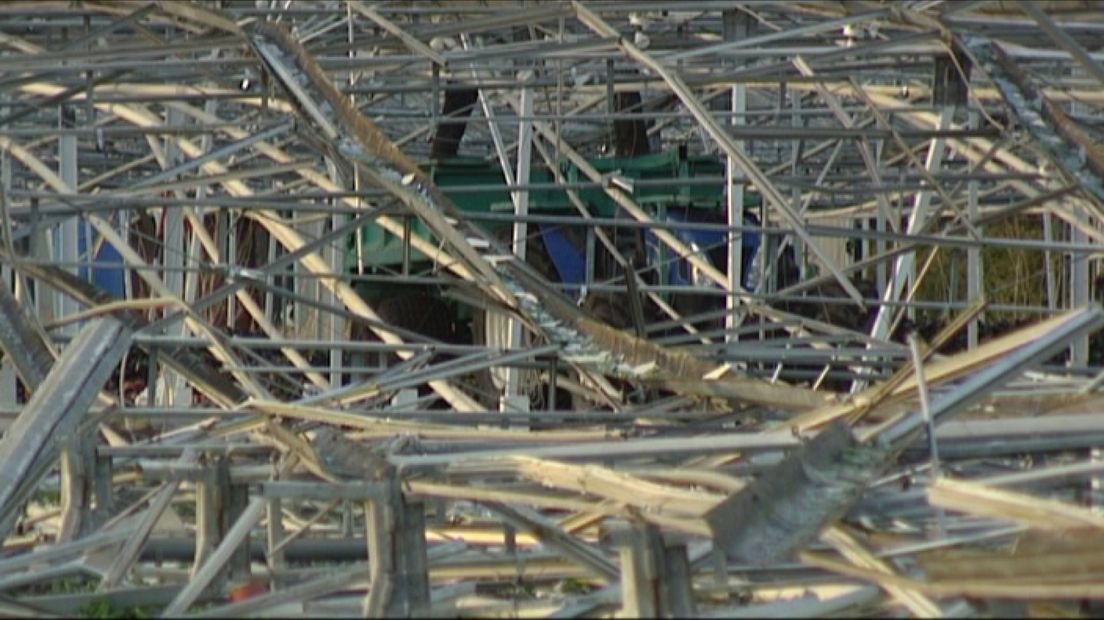 Een windhoos zorgde een week geleden voor grote ravage in het kassengebied in Huissen.