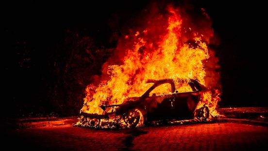 Auto's branden uit • wagen in droge sloot