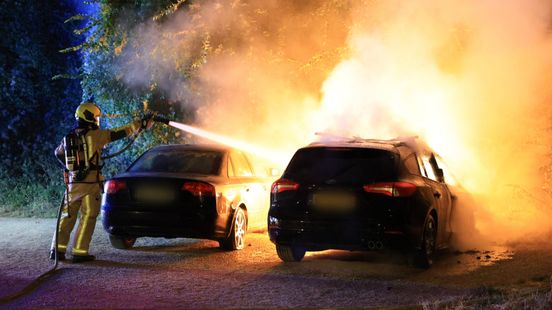 Geparkeerde auto gaat in vlammen op Home