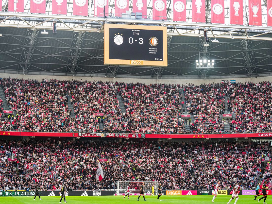 De 0-3 tussenstand op het scorebord tijdens Ajax-Feyenoord
