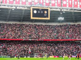 LIVE: Ajax-aanhang gooit wéér vuurwerk op het veld tegen Feyenoord (0-3)