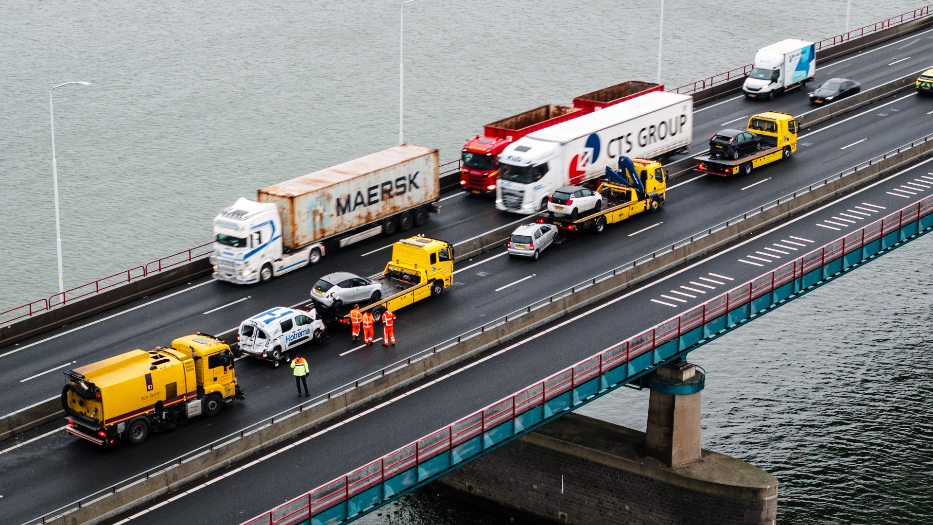 Bergers nemen de auto's mee, de rijbaan wordt schoongemaakt.