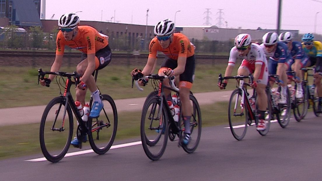 Timo de Jong op kop van het peloton in de ZLM Tour