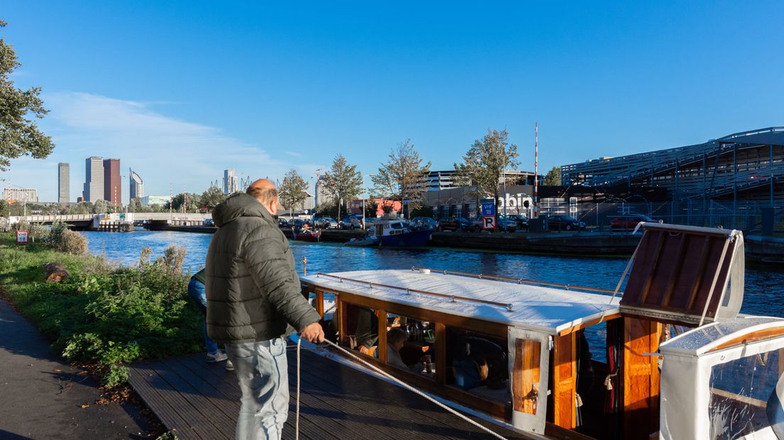Chris Schram bij de Salonboot