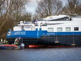 Vrachtschip vaart tegen spoorbrug aan, geen treinen tussen Akkrum en Leeuwarden