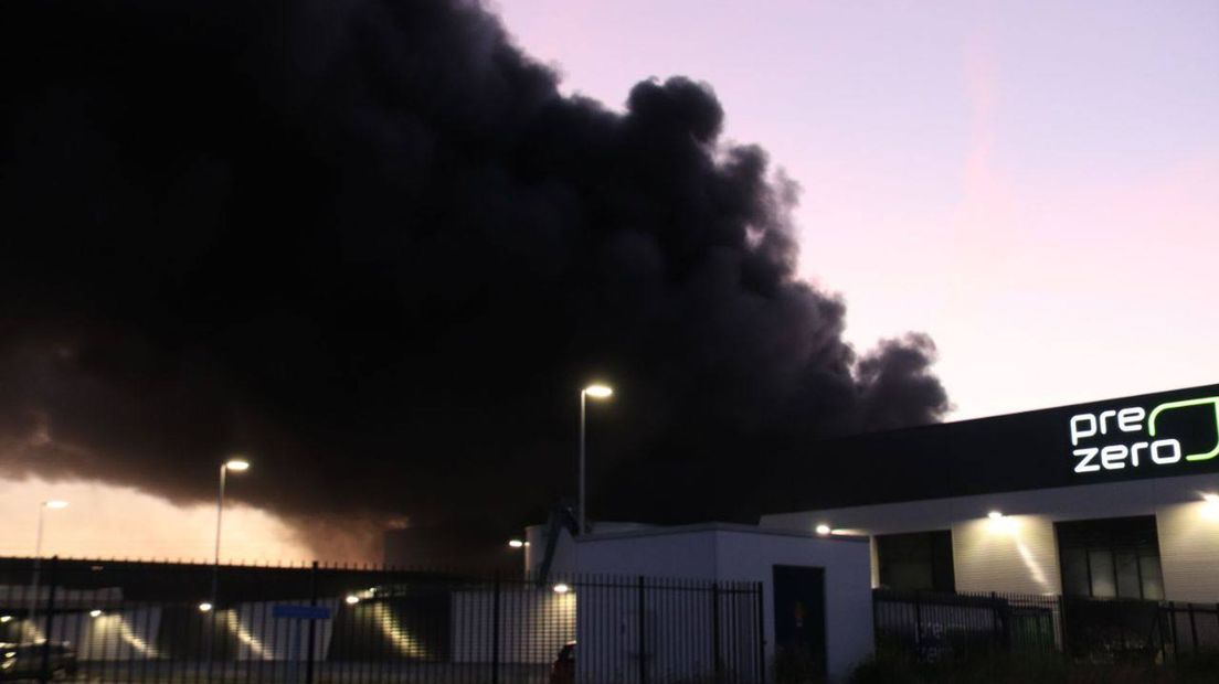 Grote brand op bedrijventerrein in Zwolle