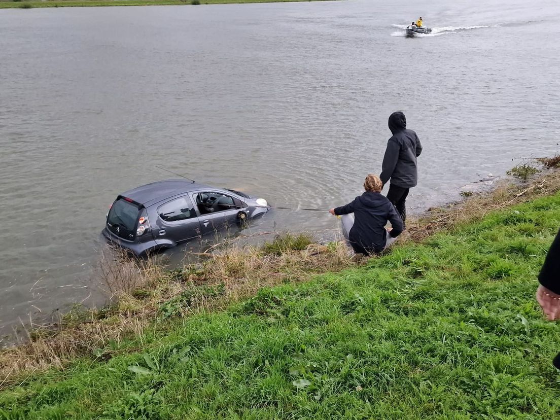 Auto in het water in Alblasserdam