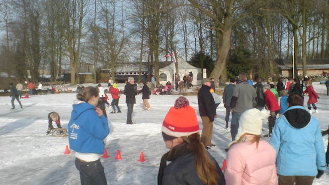 Schaatsfestijn op vijver Houtmaat