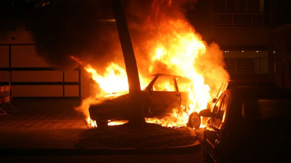 Brandende auto zorgt voor ravage