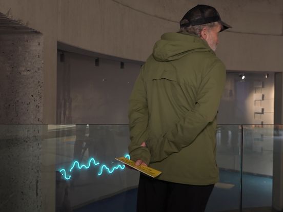 Waar ooit de haaien zwommen, lopen nu bezoekers langs lichtgevende kunst in Emmen