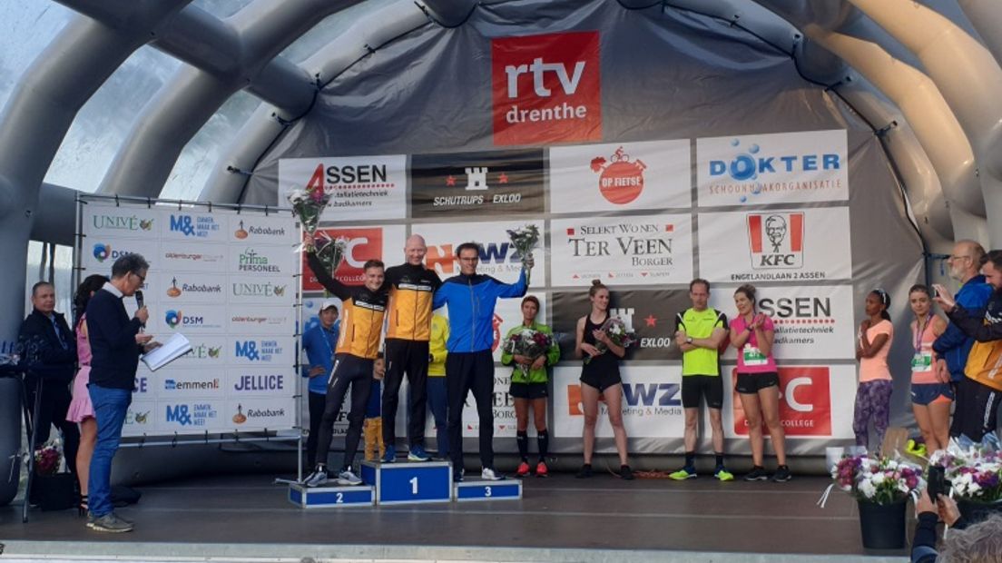 Het podium van de halve marathon van Klazienaveen (Rechten: RTV Drenthe/ Ger Hensen)