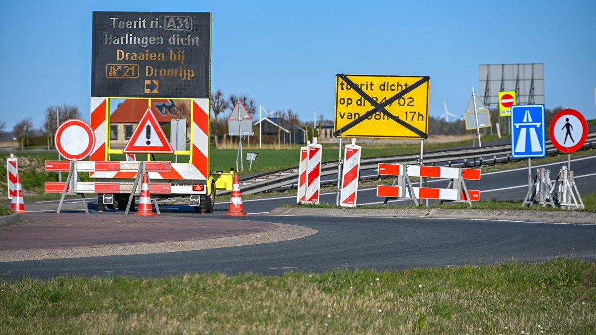 Bult afval op de weg na brand in vuilniswagen | Vanaf maandag na 20.00 uur geen treinen tussen Leeuw