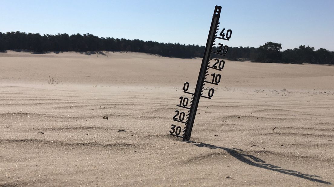 De thermometer geeft rond het middaguur 21 graden aan in de Soester Duinen. Met een flinke wind kan het hier fris aanvoelen.