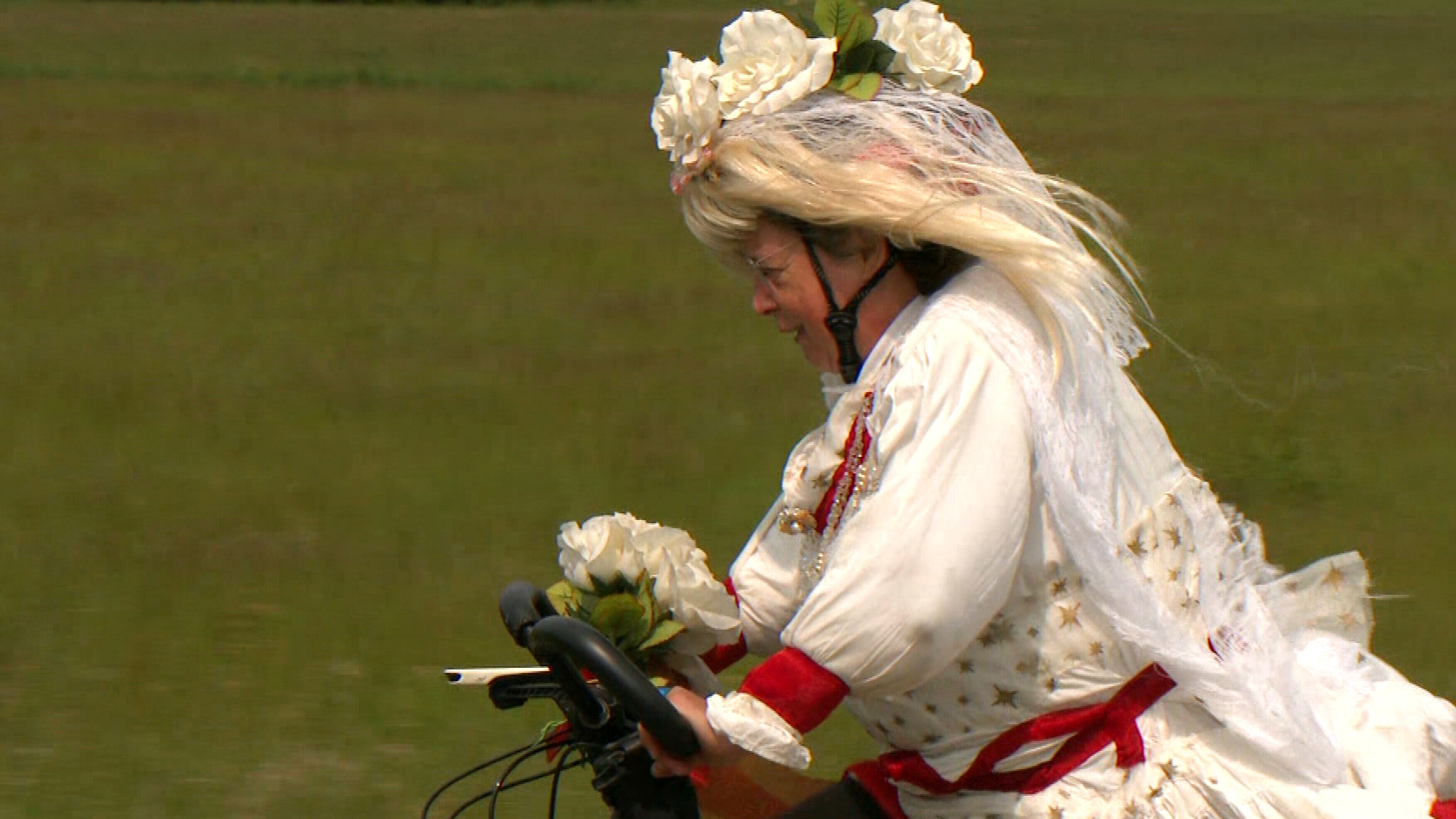 Van panterpakjes tot een trouwjurk: bekijk hier de paradijsvogels van de Fietselfstedentocht