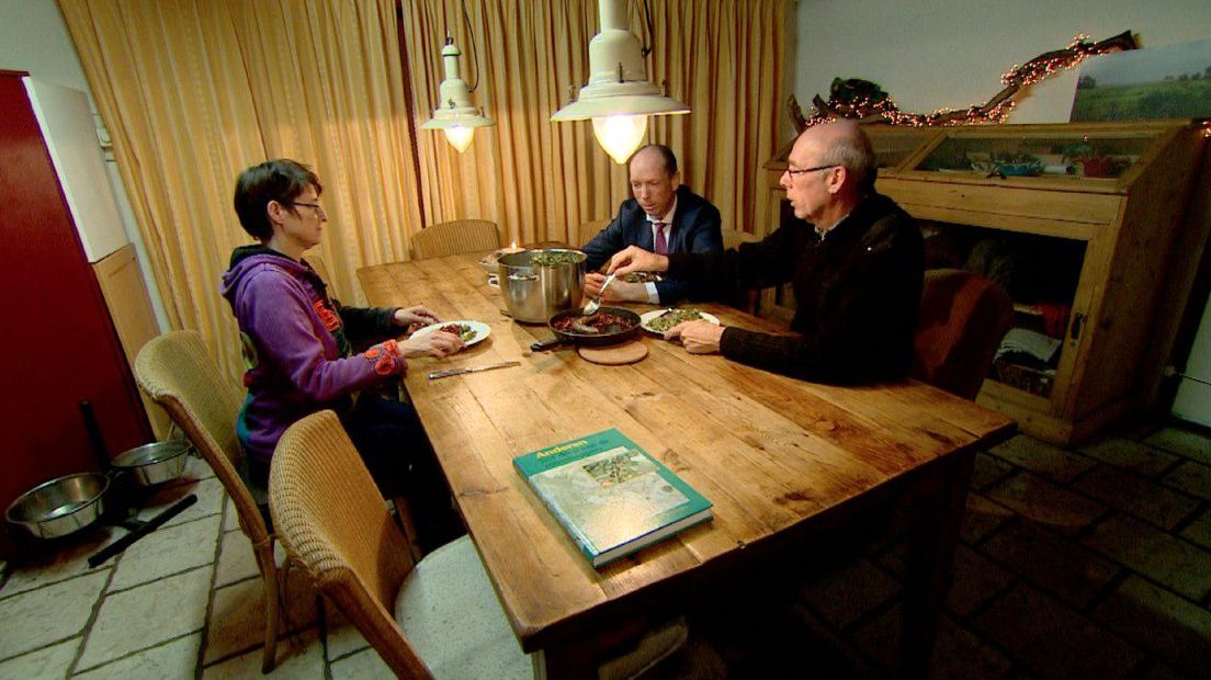 Burgemeester Piet van Dijk aan tafel bij de familie Van der Houwen (Rechten: RTV Drenthe/Jeroen Willems)