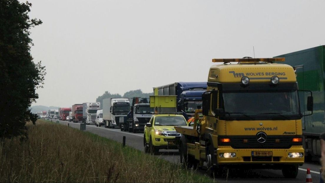 File op de A1/A35 bij Hengelo door ongeluk (archieffoto)