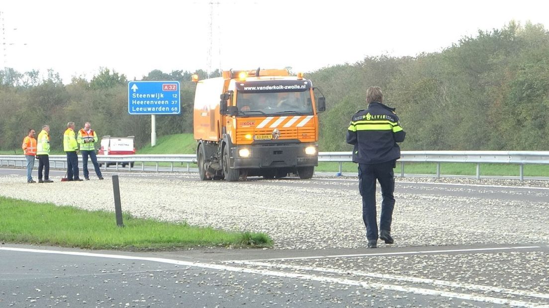 De A32 bij Meppel ligt bezaaid met grind omdat een vrachtwagen de lading verloor (Rechten: Persbureau Meter)