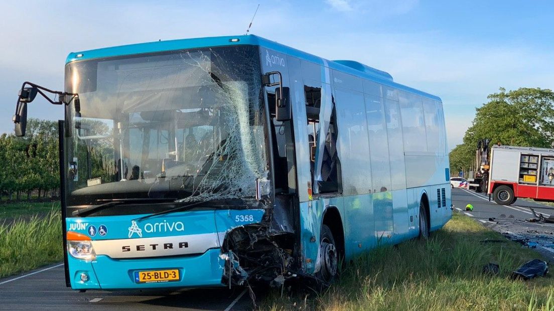 De zwaar beschadigde streekbus na het ongeluk in Neerijnen.