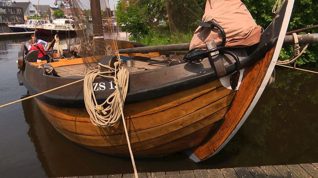 Maanden is er door 20 vrijwilligers gewerkt aan de restauratie van de oude botter ZS13