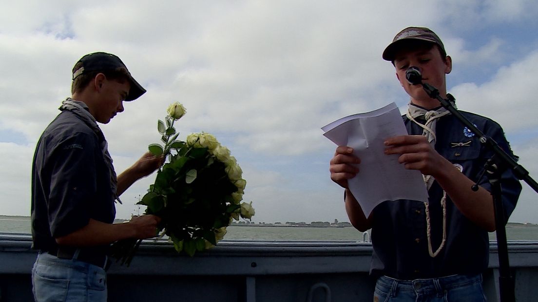 Vlissingse waterscouts lezen namen voor en gooien rozen in het water