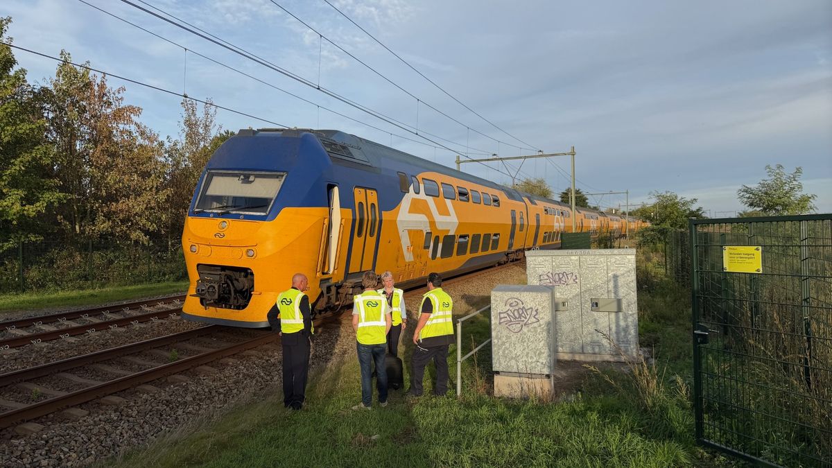 Intercity strandt bij Buggenum na botsing met spoorboom: treinreizigers geëvacueerd