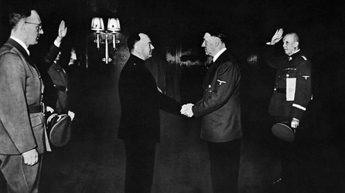 Mussert ontmoette Adolf Hitler persoonlijk in Berlijn op 12 december 1941. Links in beeld rijkscommissaris Arthur Seyss-Inquart.
