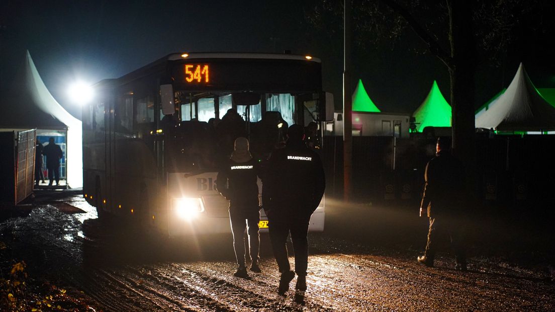De eerste bus met asielzoekers arriveert bij de noodopvang in Stadskanaal