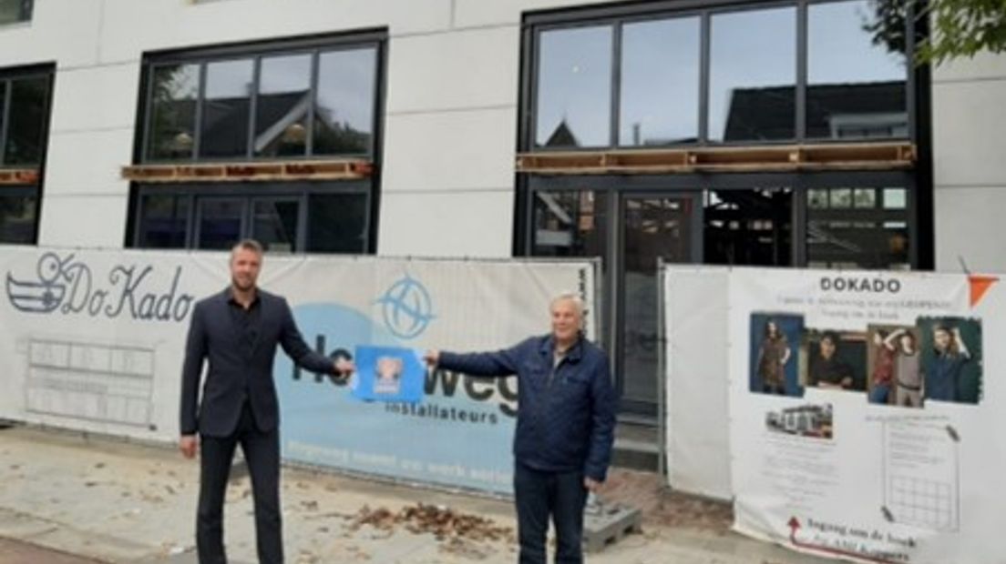 Wethouder Maikel van der Neut en John Schuurman (Leef!) voor het nieuwe pand van Dokado in het centrum van Borculo.