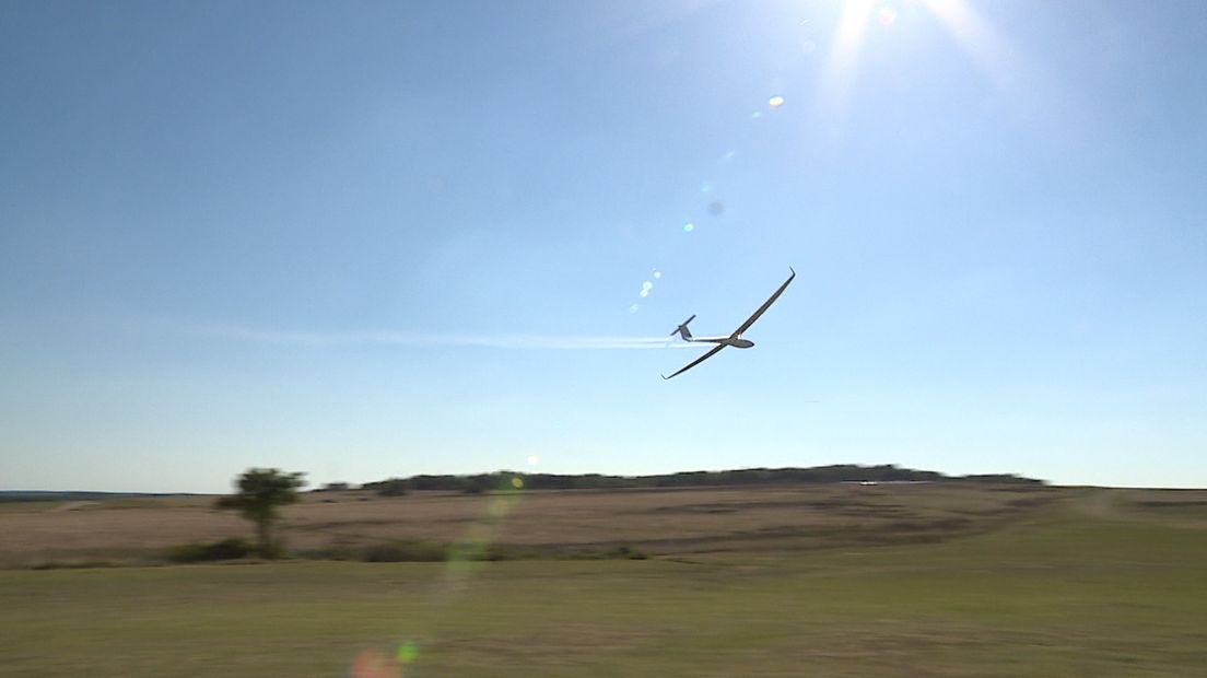 49 zweefvliegers zijn vandaag in anderhalf uur tijd vanaf vliegveld Terlet opgestegen voor het NK Zweefvliegen 2017. De omstandigheden zijn dit jaar door de zon, wind en thermiek bijzonder goed.