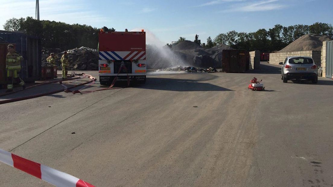 Brand in afvalberg recyclingbedrijf Kampen