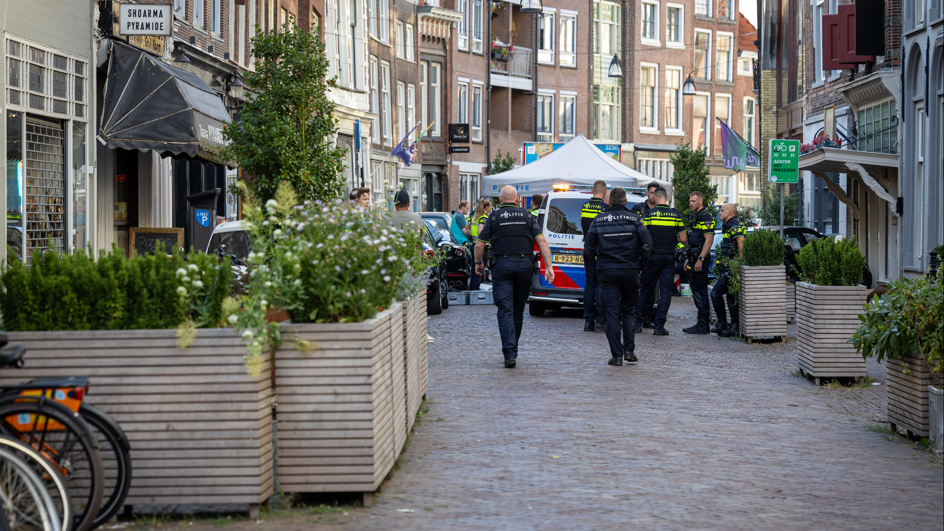 Op de Voorstraat is een kind overleden na een aanrijding met een bestelwagen