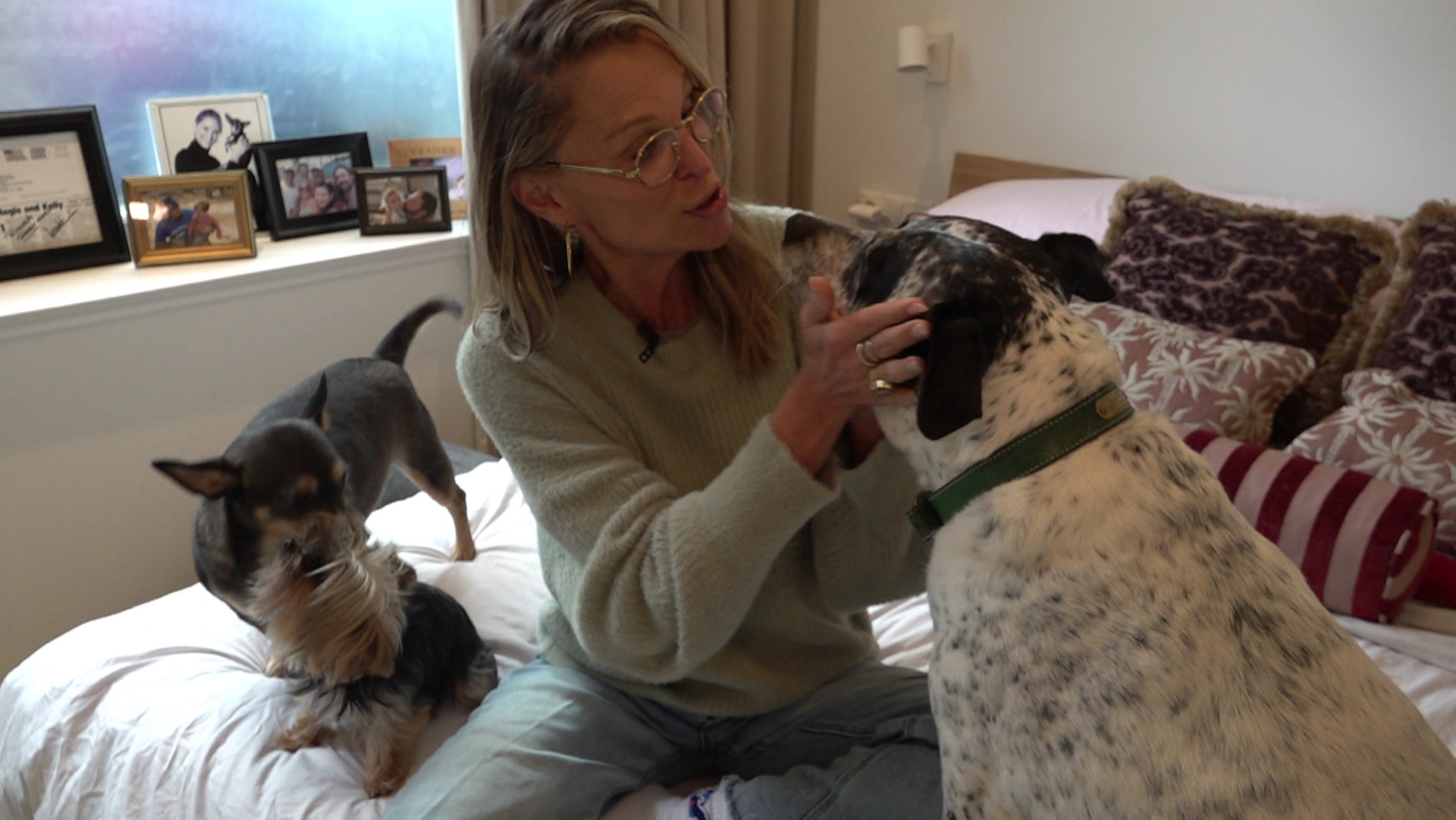 Juliet met haar drie honden Winston, Chips en Ludwig