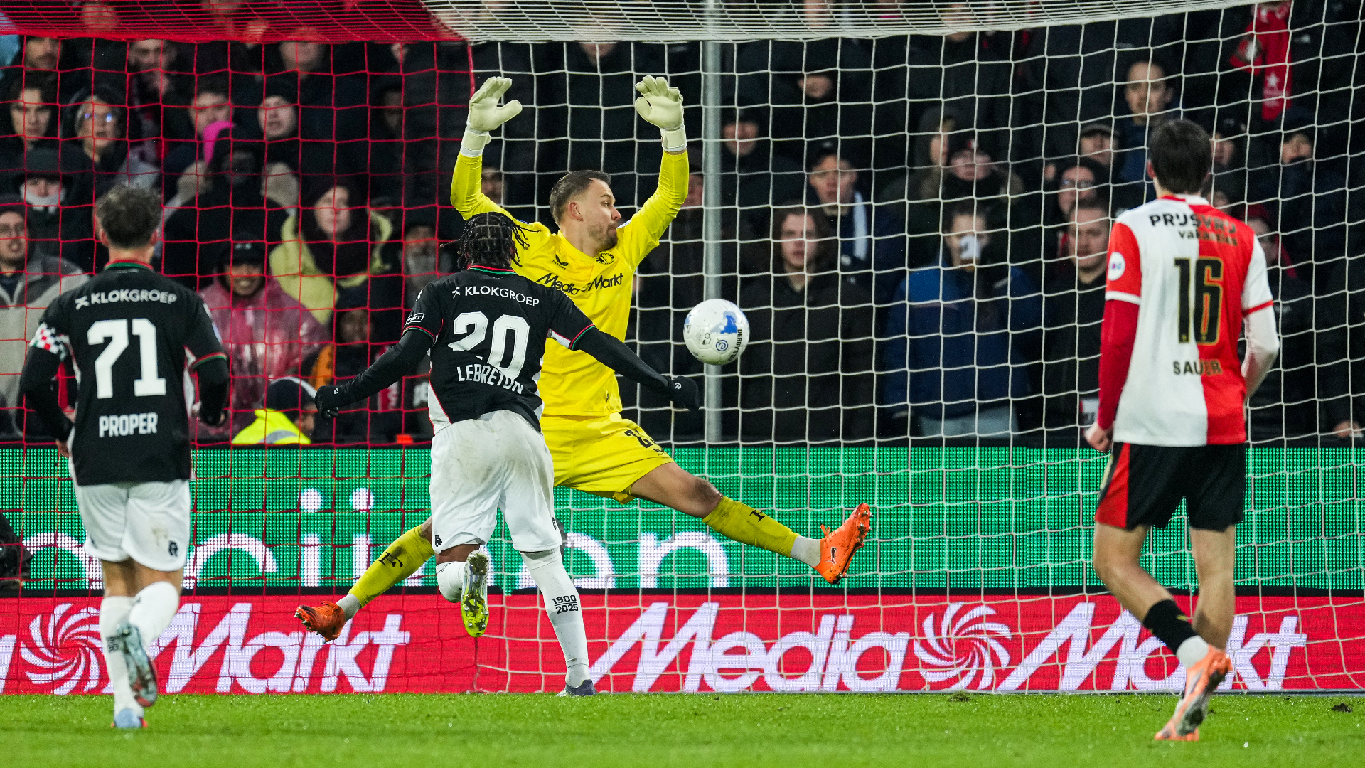 Noe Lebetron kopt de 2-2 binnen namens NEC