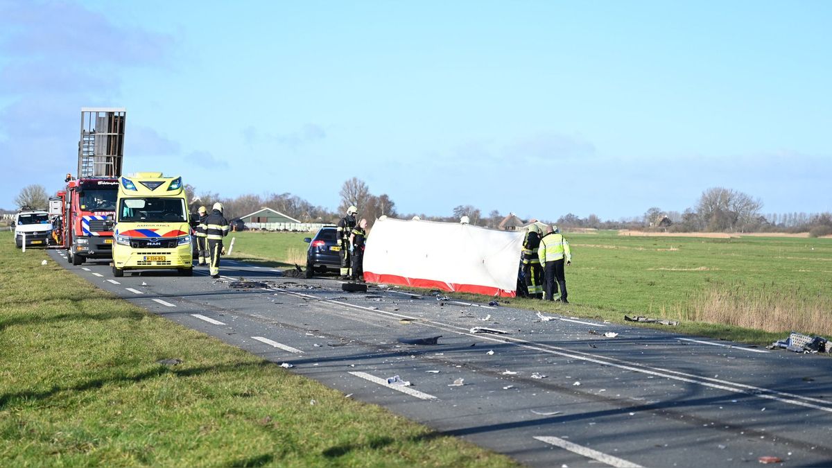Vrouw omgekomen bij ongeluk met auto en vrachtwagen bij Augustinusga