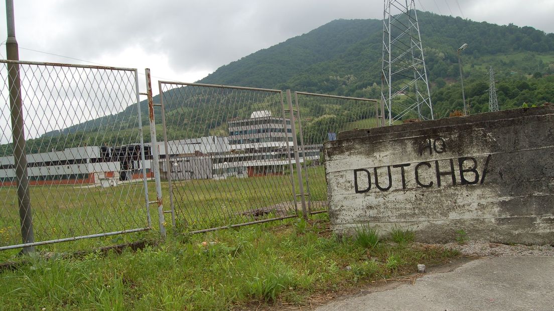 De entree van de legerbasis waar Dutchbat zat in 1995 in Potocari
