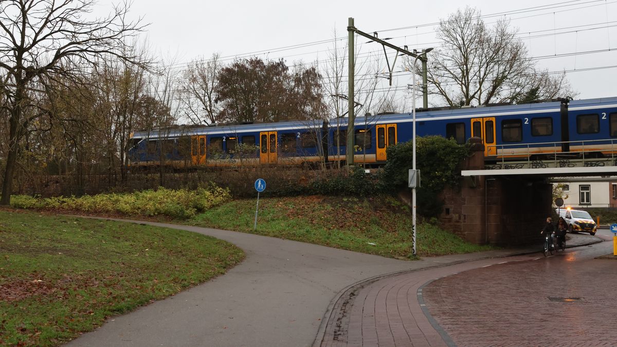 112 Nieuws: Reconstructie ongeluk in Almelo | Passagier trekt aan noodrem en springt uit trein