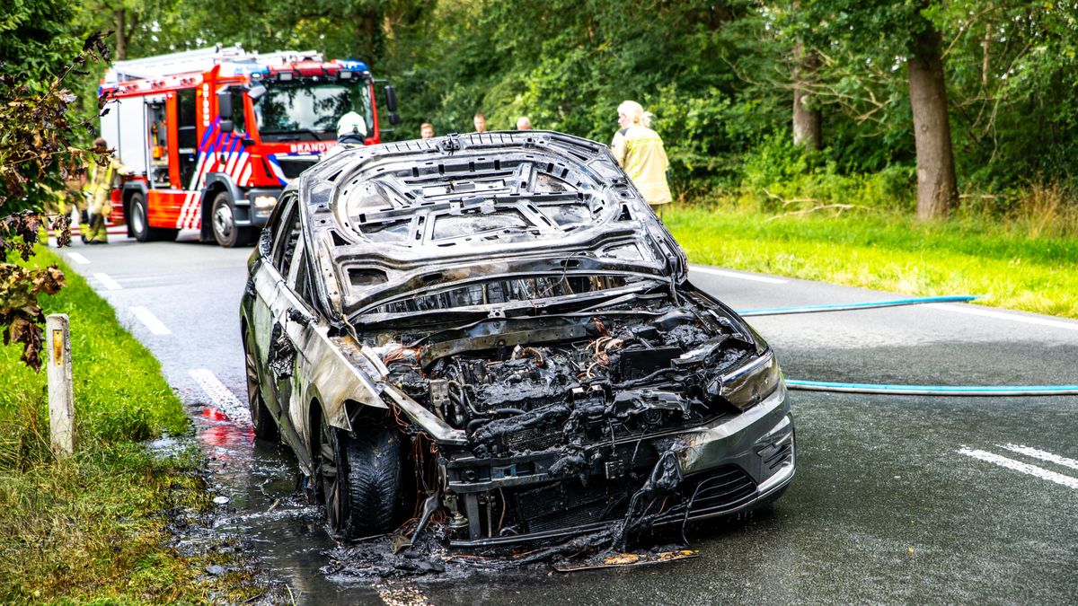 Auto gaat volledig in vlammen op in Valthe
