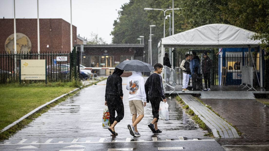 Asielzoekers voor het azc in Ter Apel