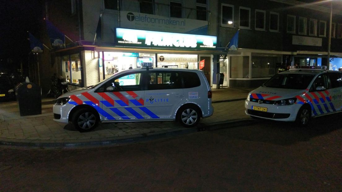 Op een bedrijf aan de Johan de Wittlaan in Arnhem is zondagavond om 21.50 uur een gewapende overval gepleegd. Een vrouw die op dat moment in de zaak aan het werk was zou overvallen zijn door één overvaller. Verschillende buurtbewoners hebben één iemand hard zien wegrennen.