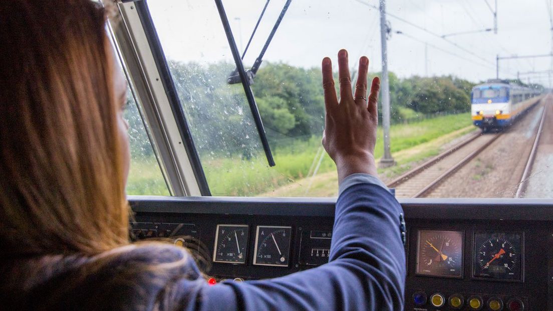 Personeel van de Nederlandse Spoorwegen (NS) aan het werk op een trein