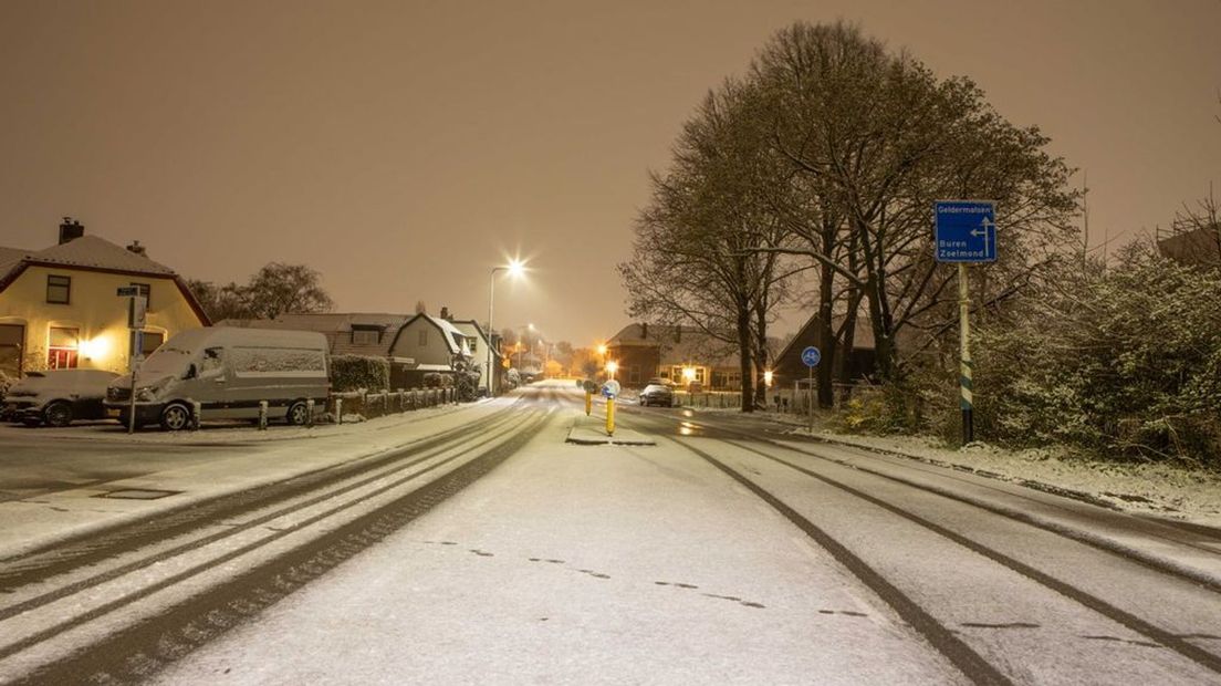 Sneeuw op de straat in Buurmalsen.