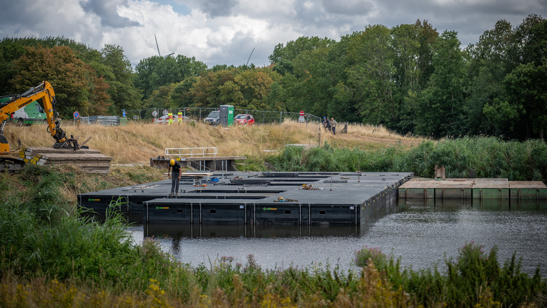Bij het Brielse Meer zijn onder meer noodpompen geplaatst.